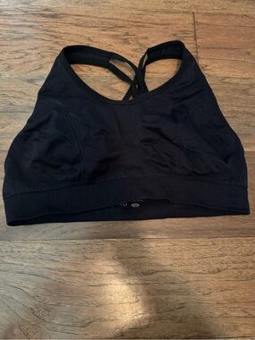 Seamless Strappy Black Sports Bra for Low-Impact Support